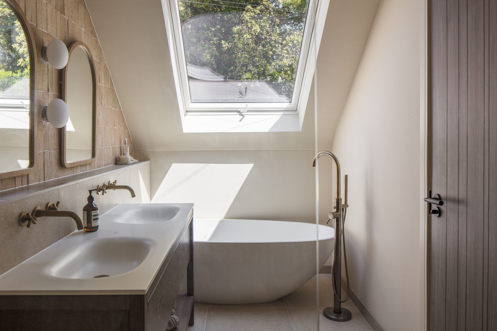 salle de bain design mansardée avec velux salle de bain design mansardée avec velux