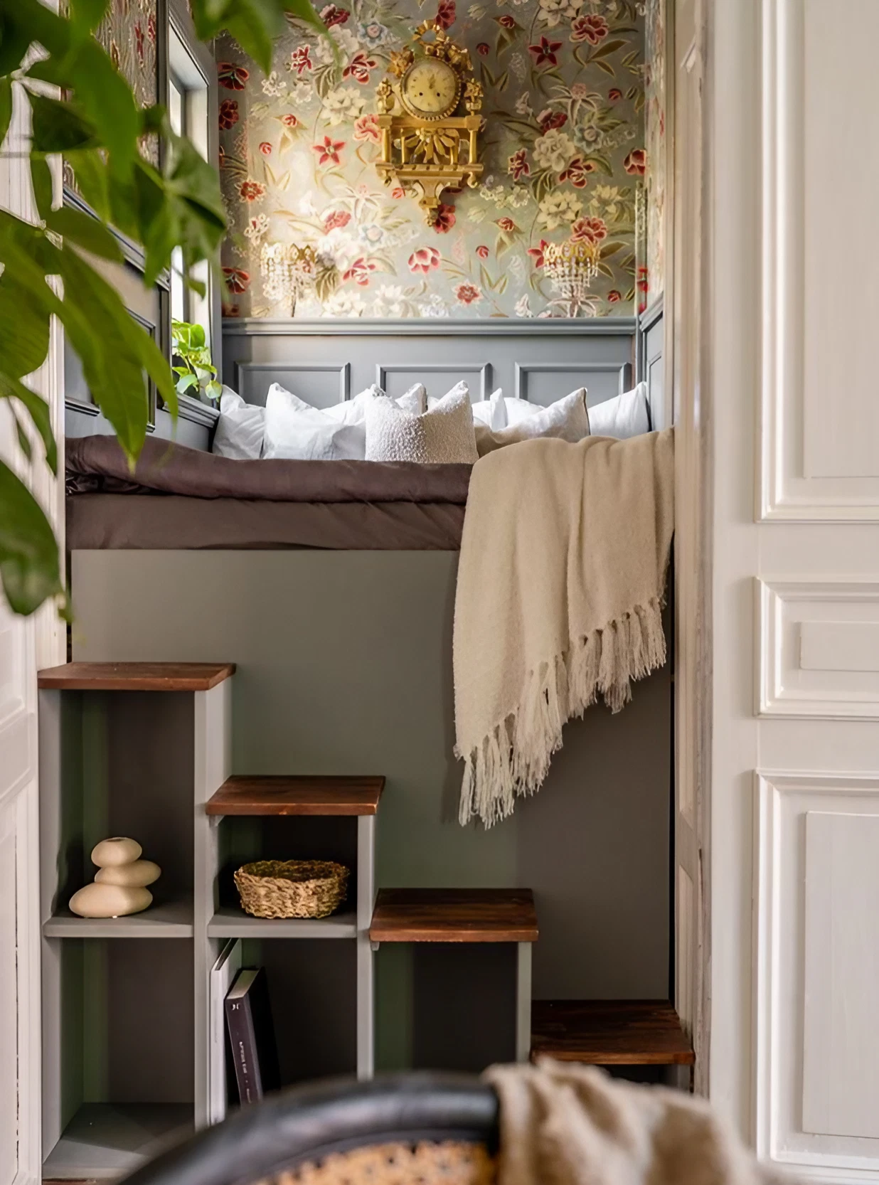 petite chambre avec papier-peint décoration vintage