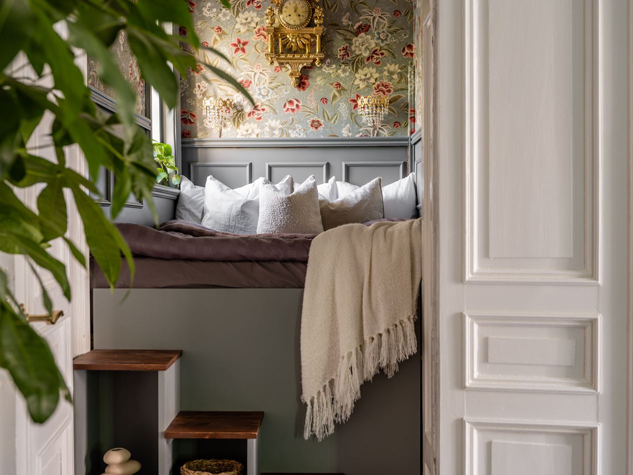 petite chambre avec podium décoration vintage