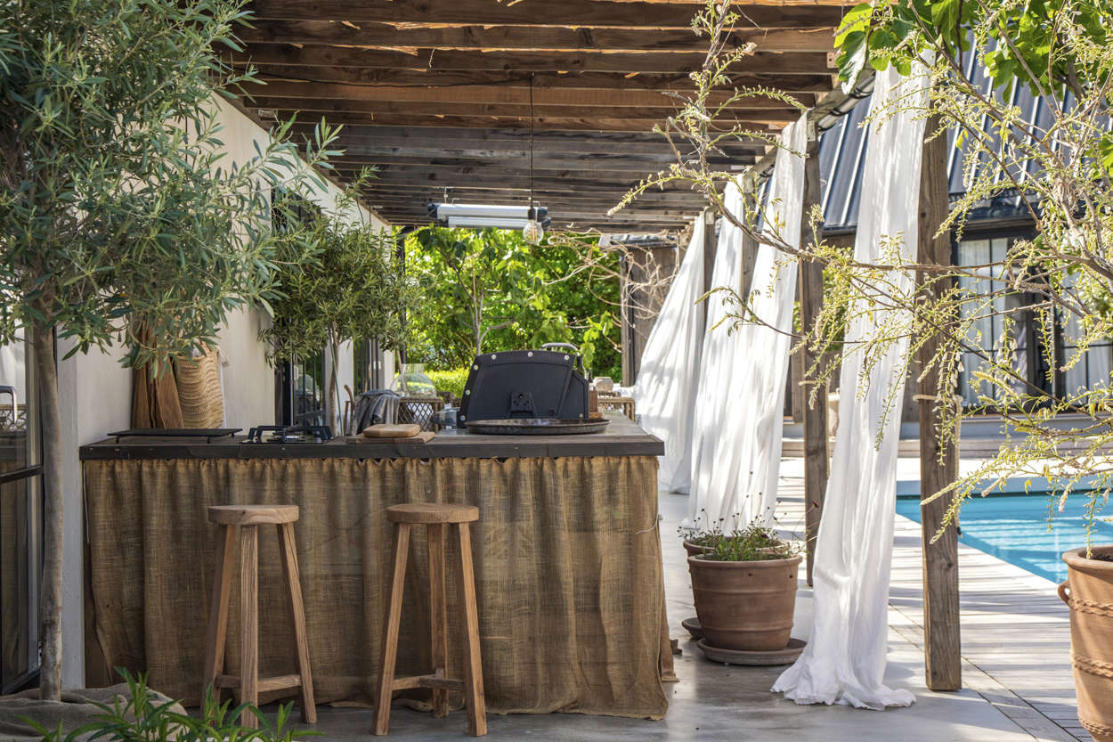 terrasse avec pergola bois et cuisine d'été