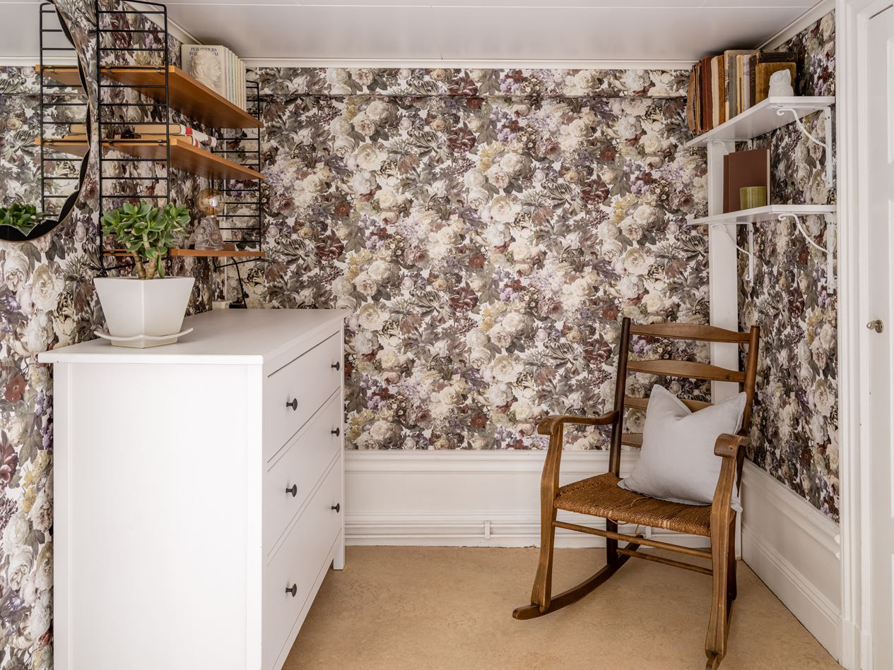 chambre avec papier-peint décoration vintage
