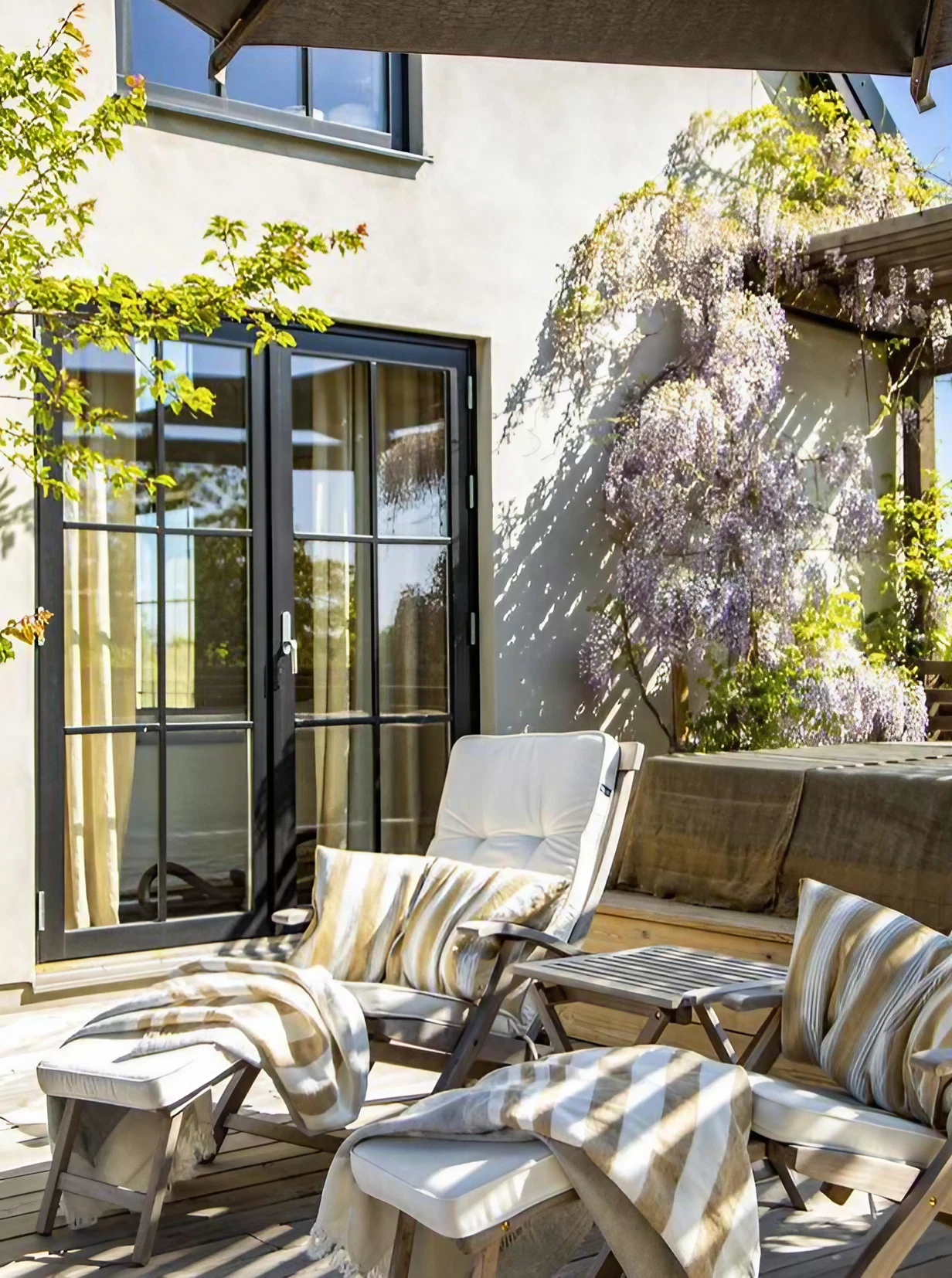 chaise longue bois dans jardin de ville