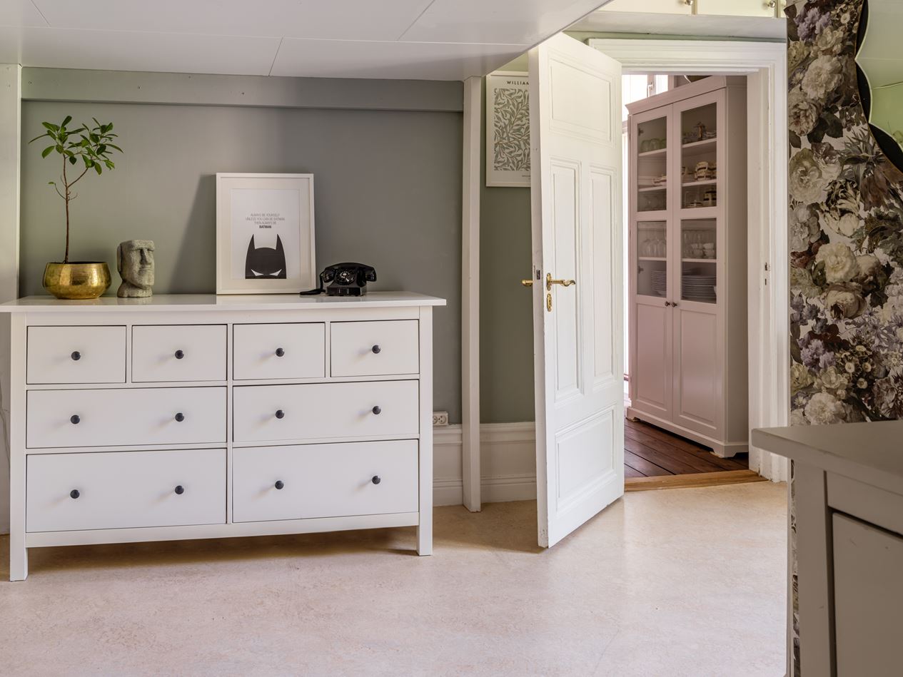 chambre avec papier-peint décoration vintage