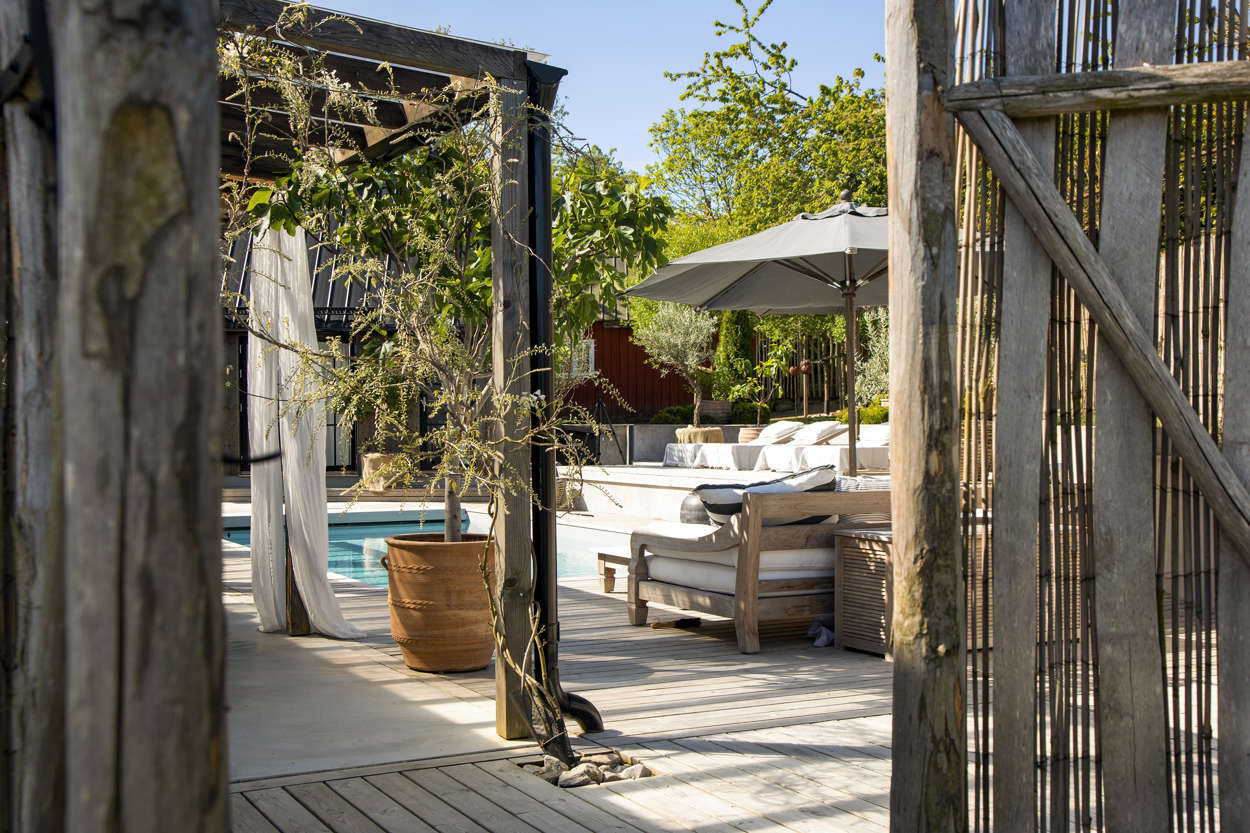 terrasse bois avec pergola bois et piscine