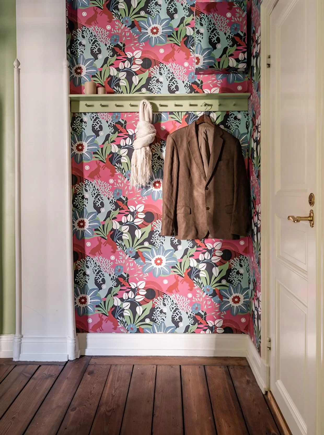 entrée avec papier-peint fleuri