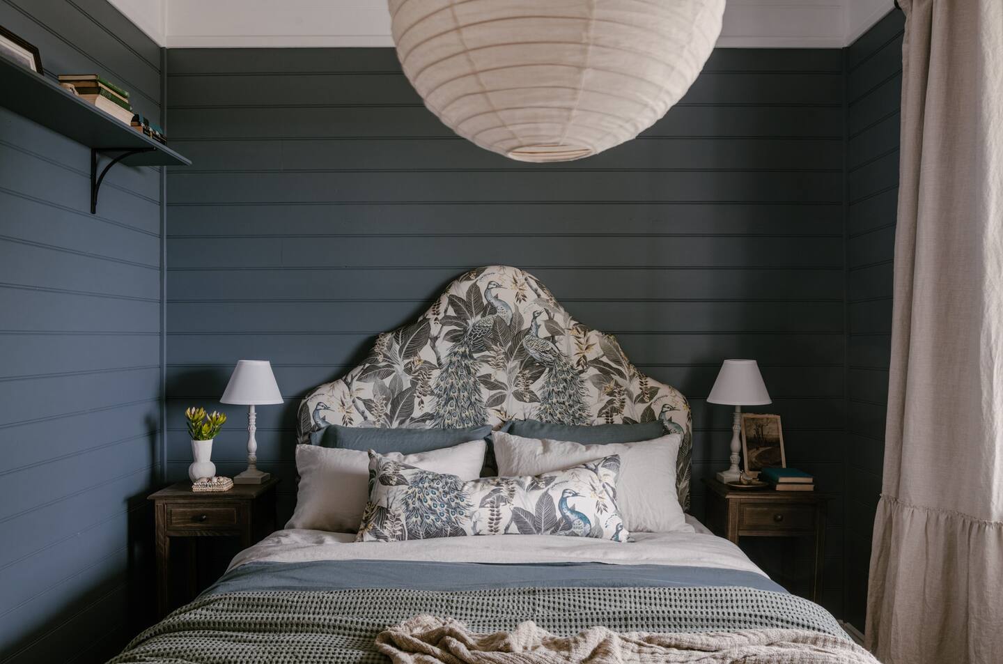 chambre décoration blanche et bleue maison bord de mer