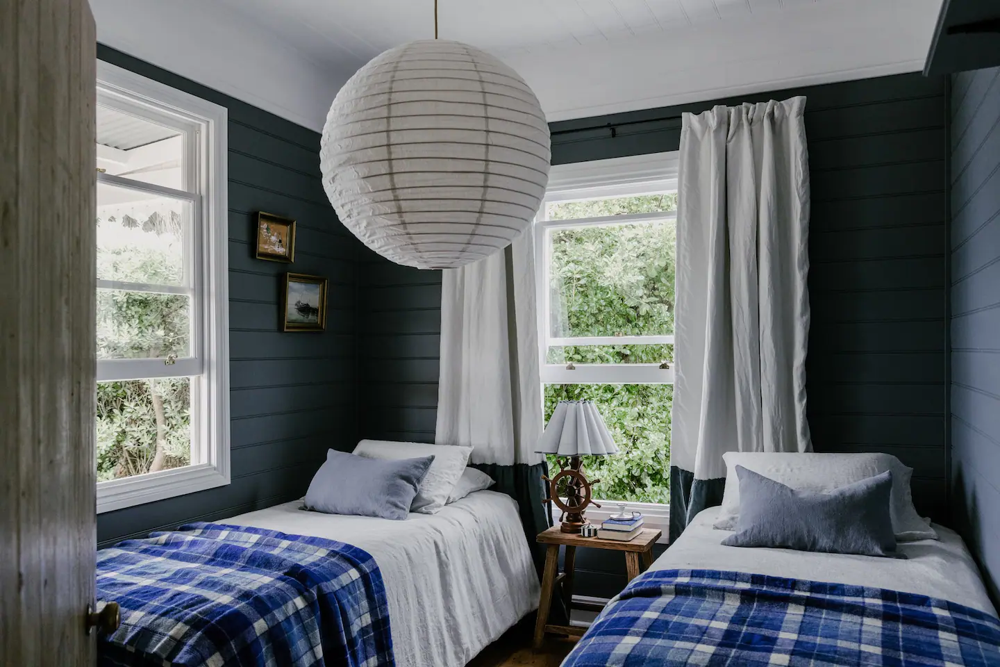 chambre décoration blanche et bleue maison bord de mer