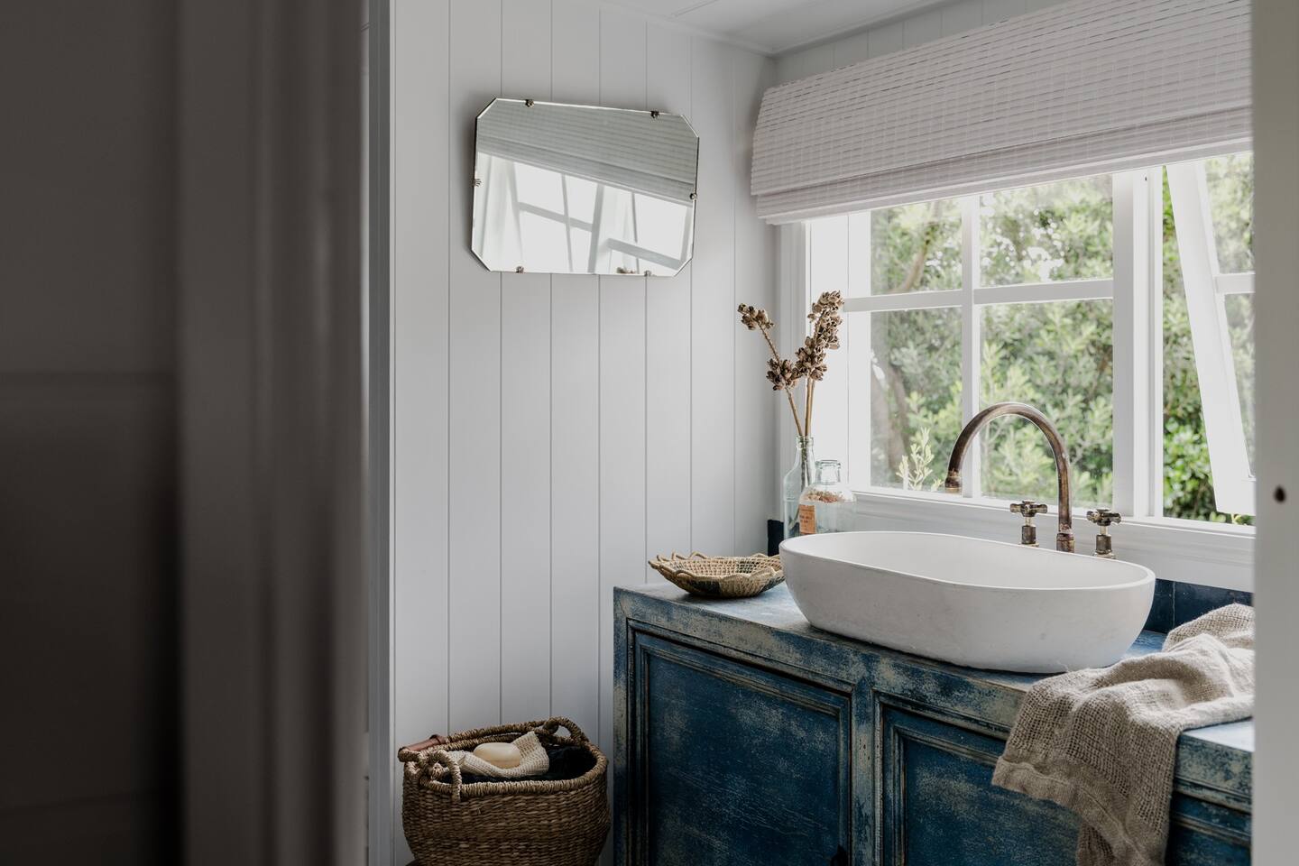 salle de bain décoration blanche et bleue maison bord de mer