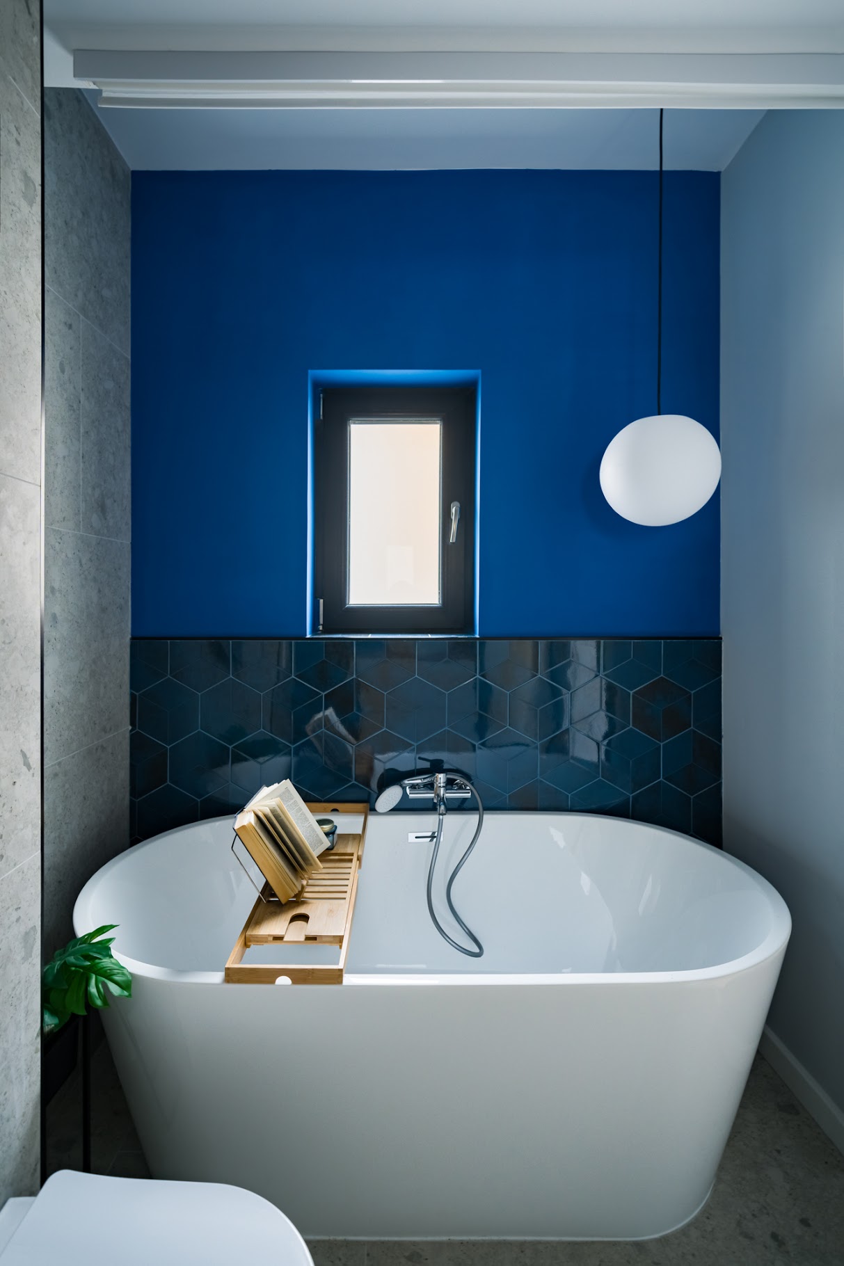 salle de bain bleu et grise avec baignoire îlot salle de bain bleu et grise avec baignoire îlot