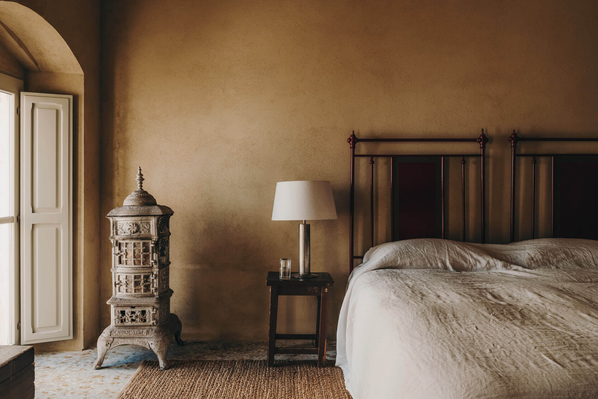 chambre murs enduits décoration rustique chic méditerranéenne