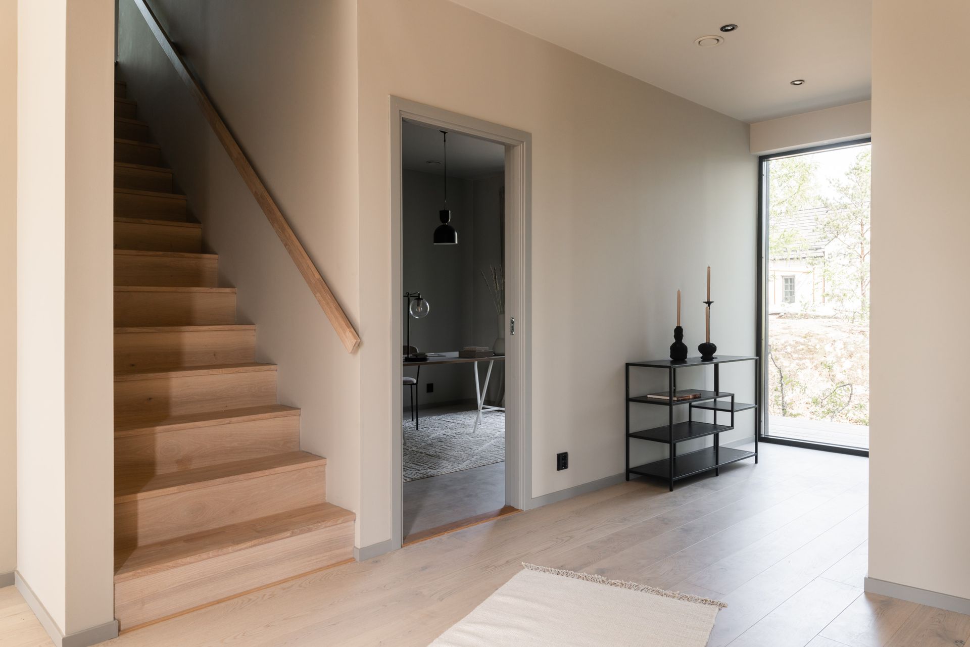 entrée avec escalier bois décoration beige