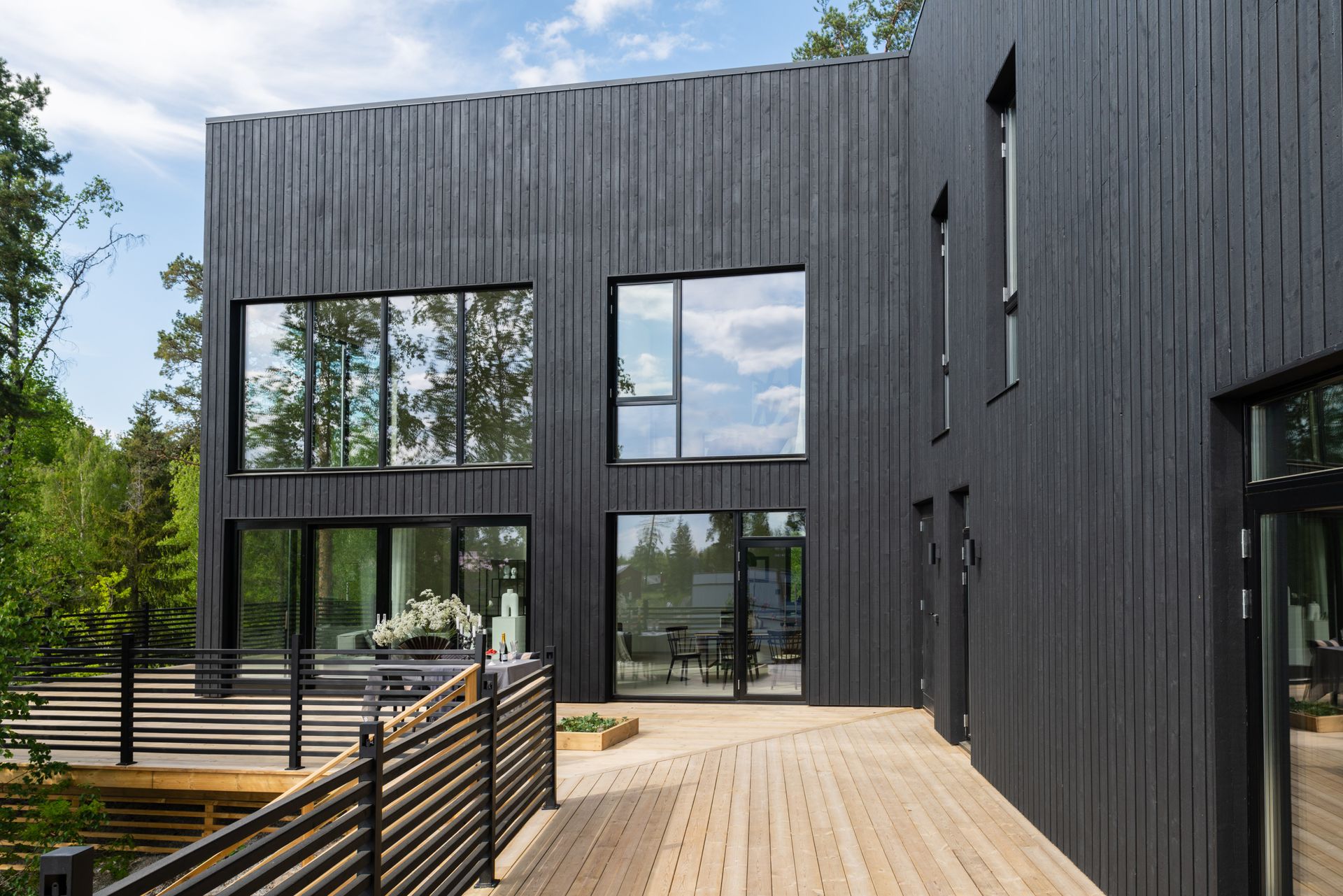 maison en bois sombre avec terrasse en bois