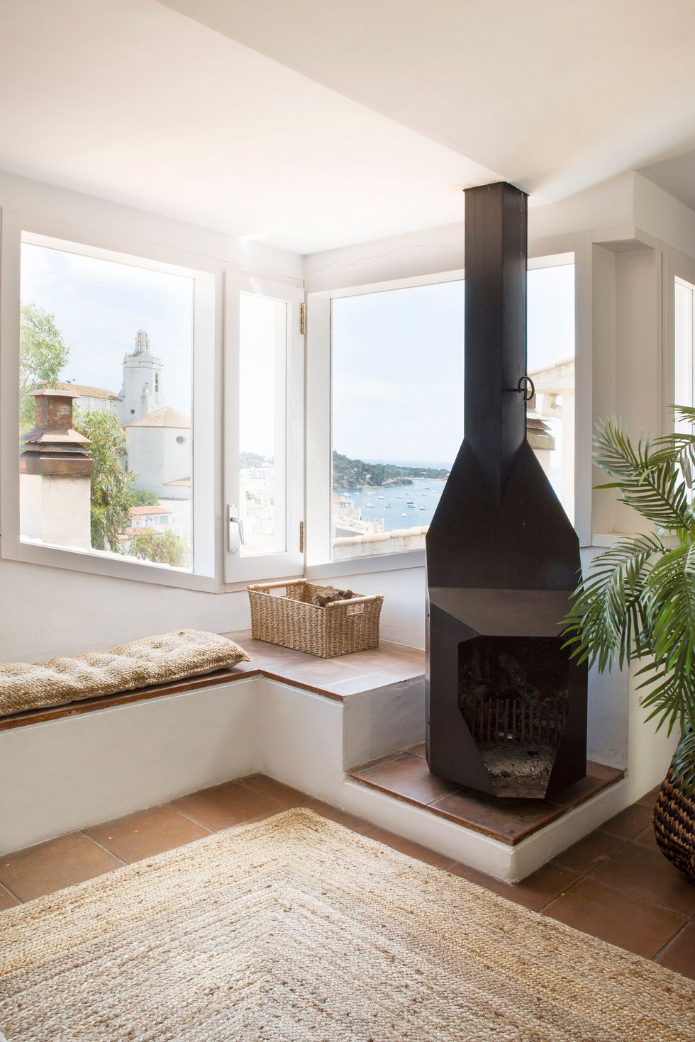 salon avec cheminée et vue mer salon avec cheminée et vue mer
