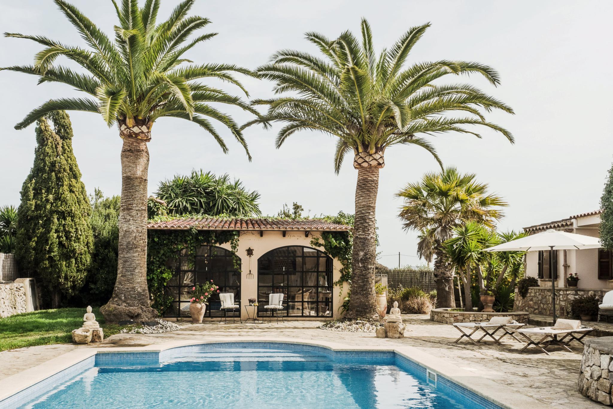 maison en pierres avec piscine