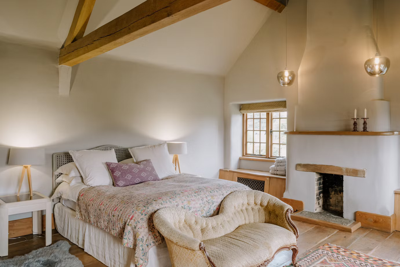 chambre avec poutres et cheminée rustique