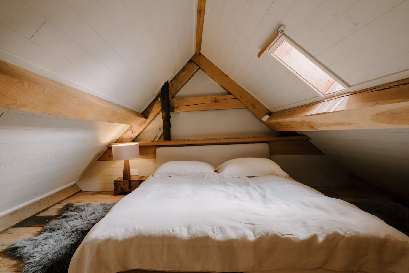 chambre mansardée avec poutres