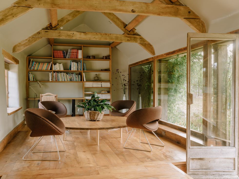 salon avec poutres maison de campagne
