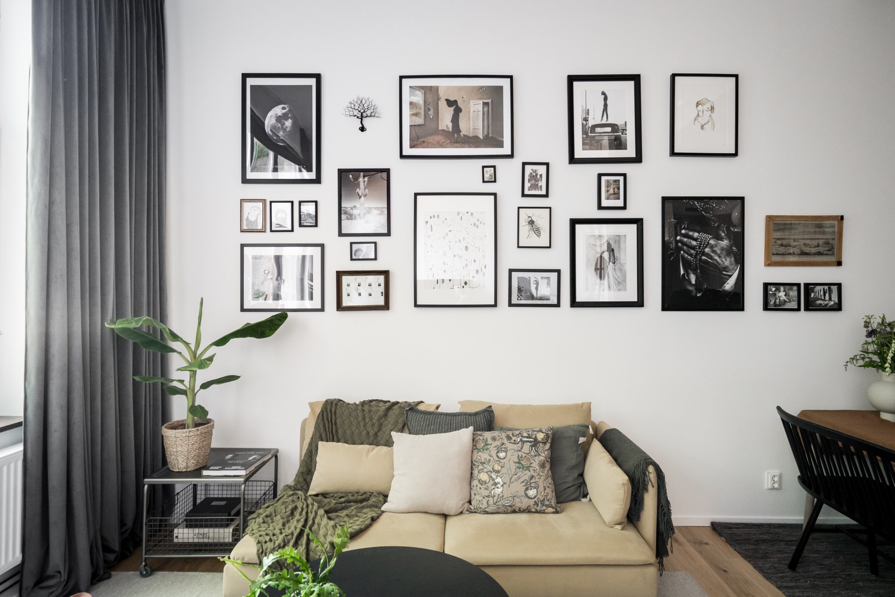 salon avec mur d salon avec mur d'images décoration scandinave