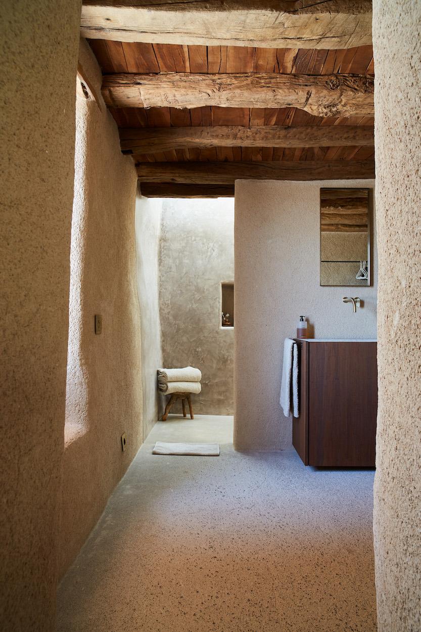 salle de bain avec poutres et sol terrazzo salle de bain avec poutres et sol terrazzo