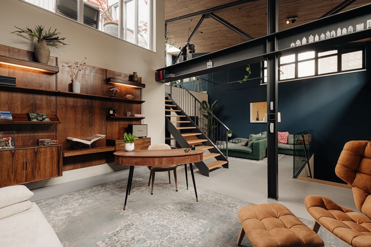 salon loft mur bleu poutres en acier