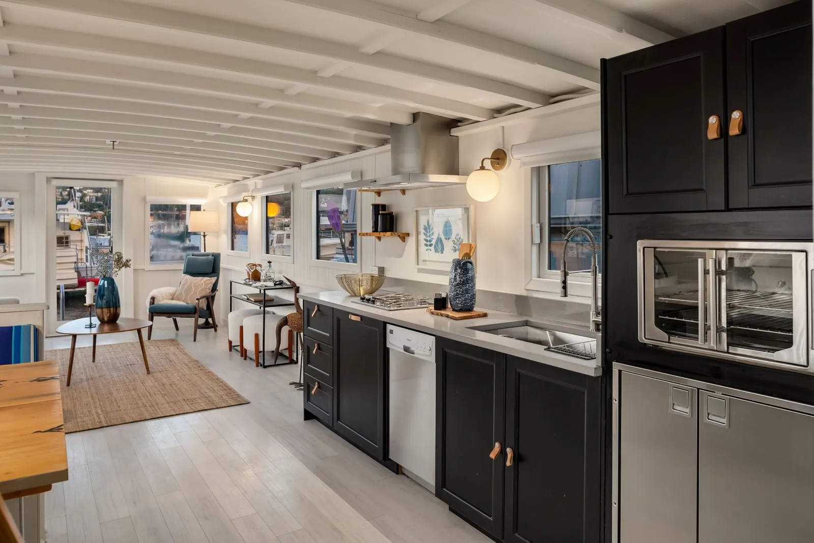 cuisine et salon houseboat petite maison 46m2