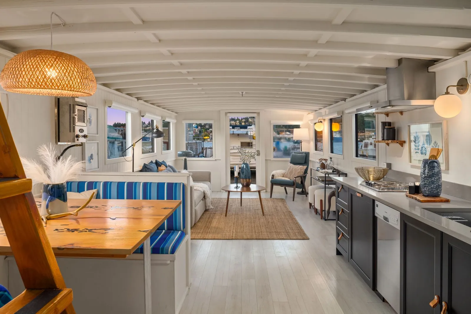 pièce principale houseboat petite maison 46m2