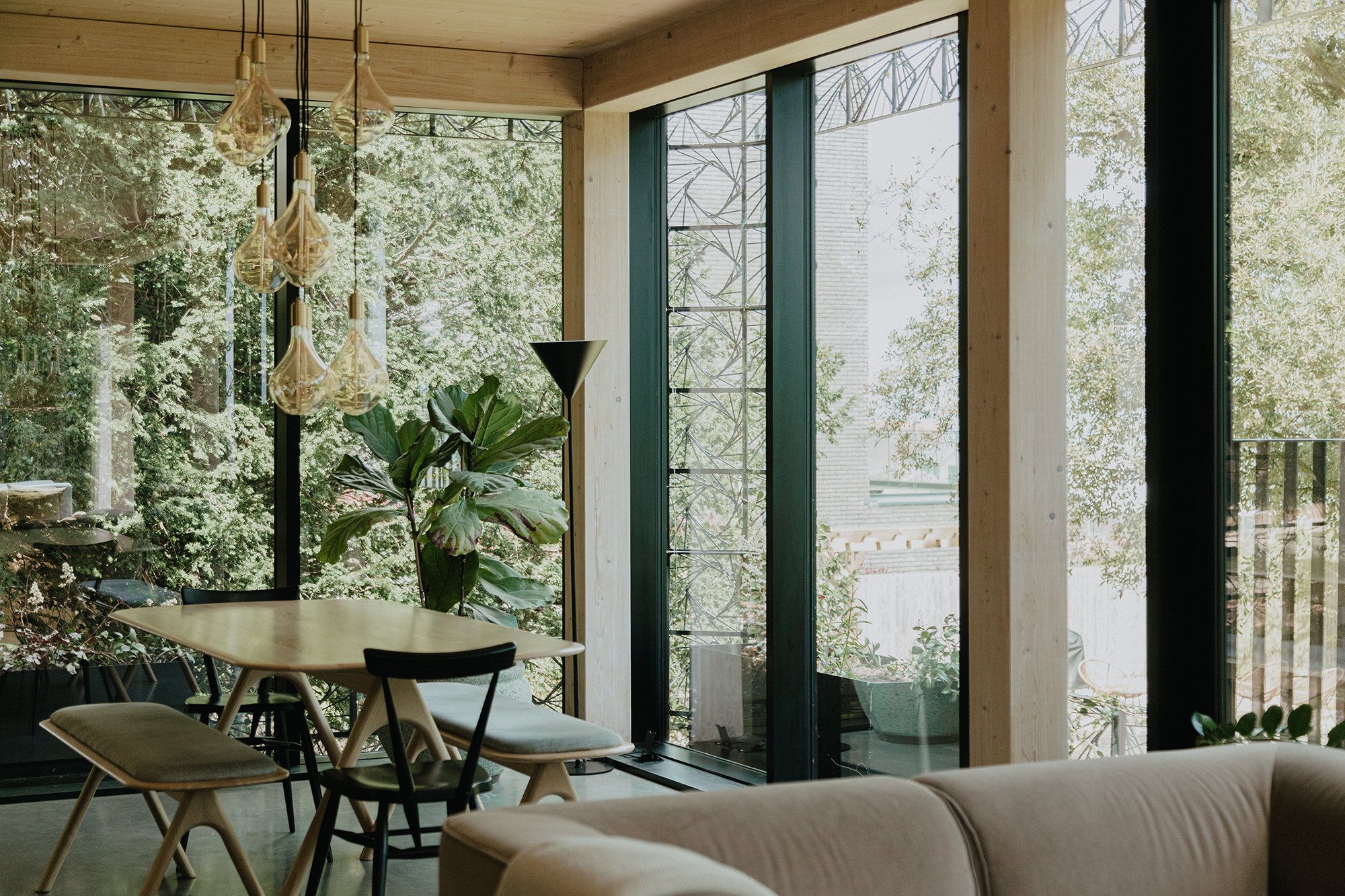 salle à manger maison architecte métal et bois