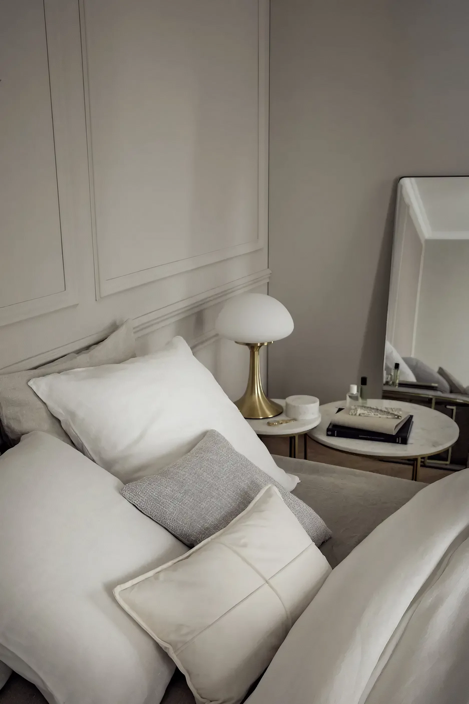 chambre avec boiseries
