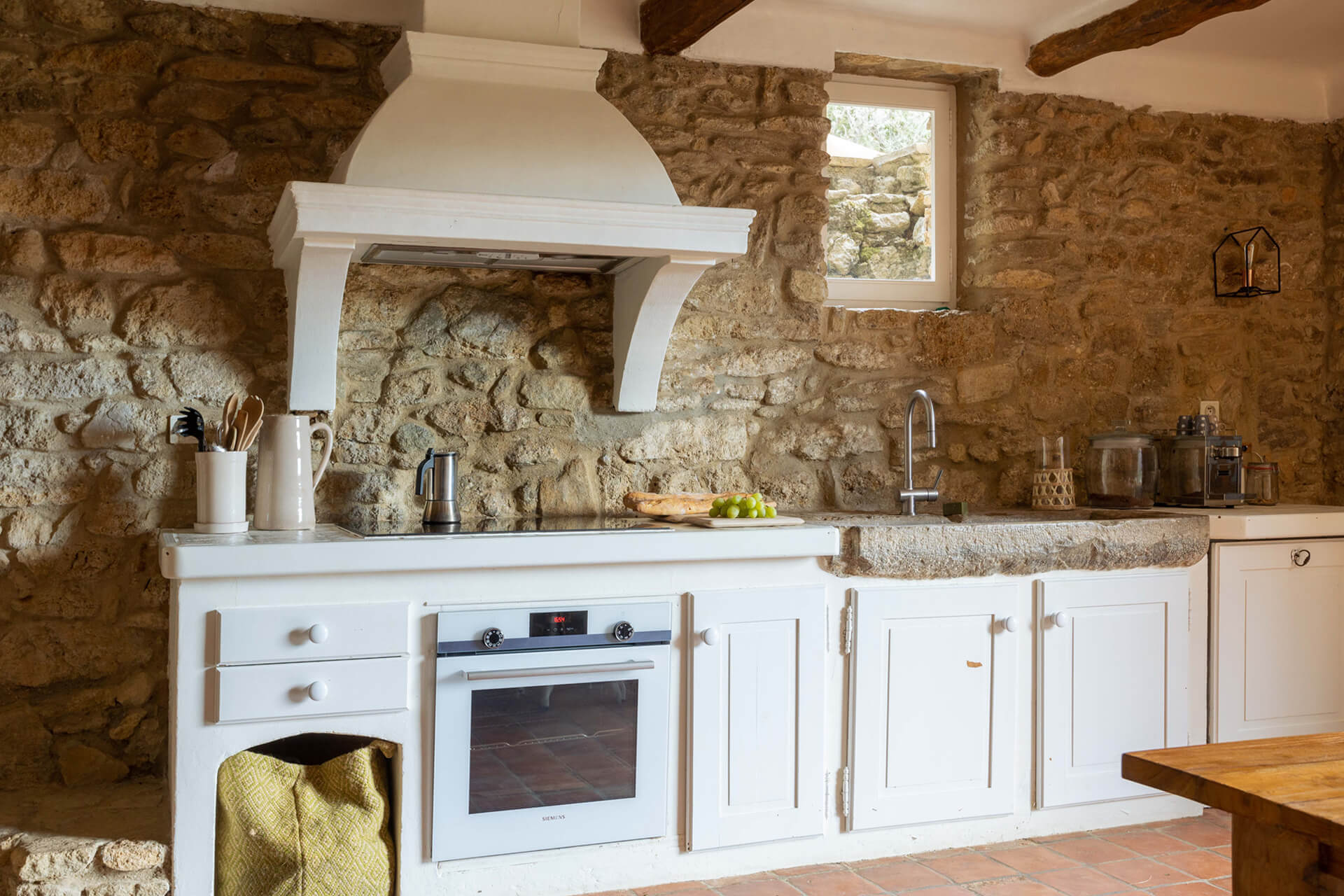 cuisine rustique maison en pierre Le mas Couvaloup en Provence cuisine rustique maison en pierre Le mas Couvaloup en Provence