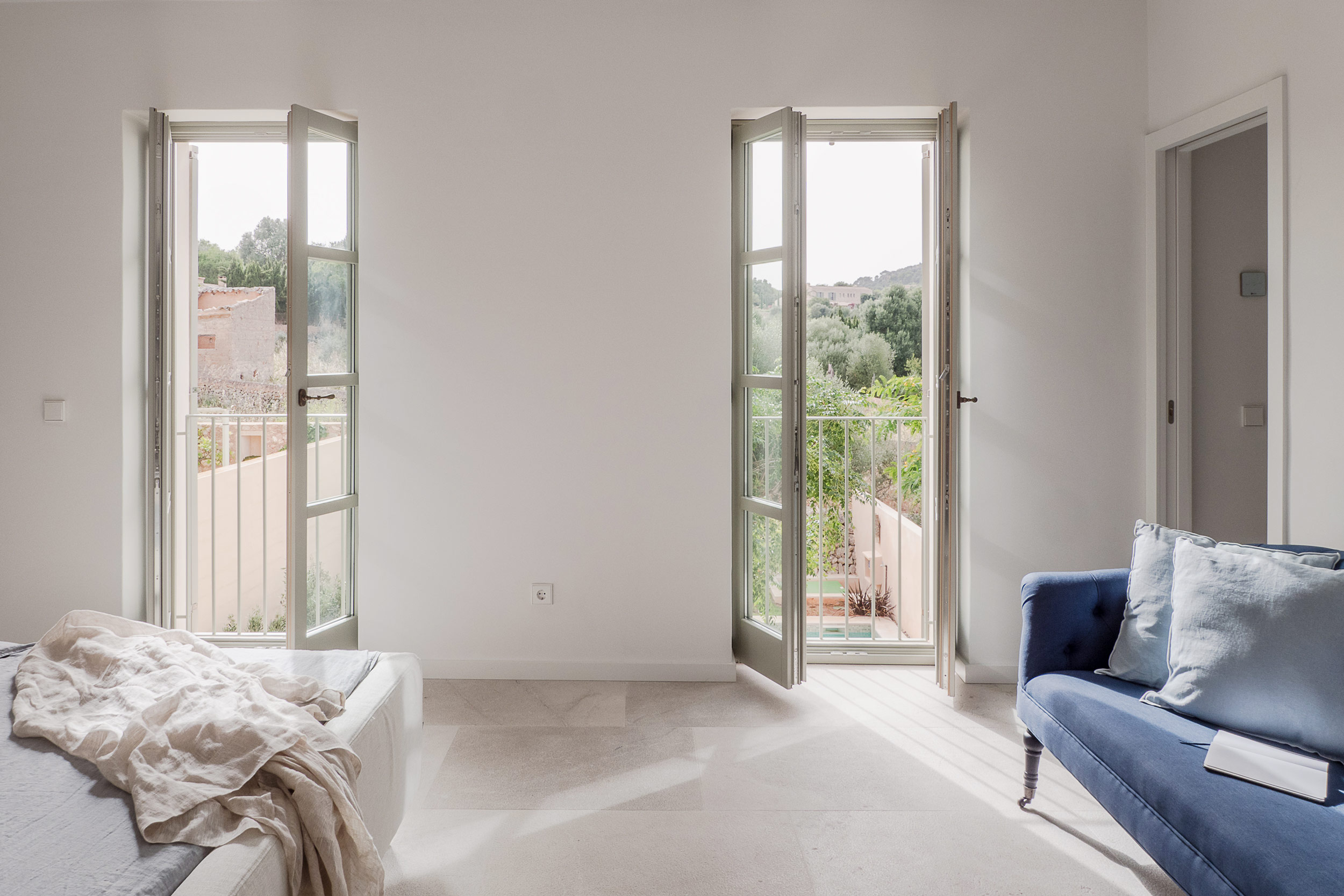chambre avec porte-fenêtre