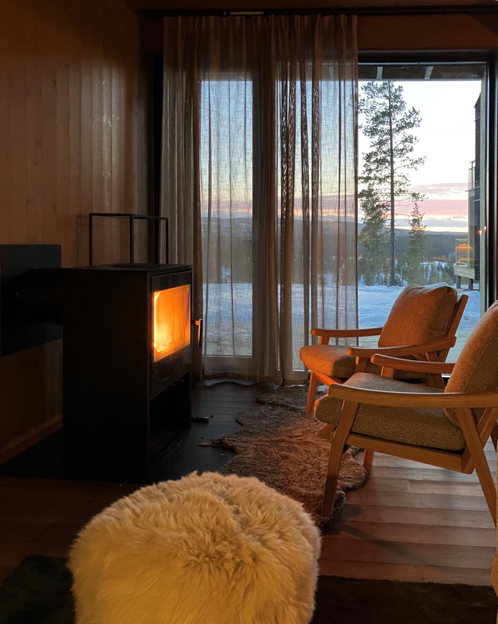 salon avec poêle maison en bois