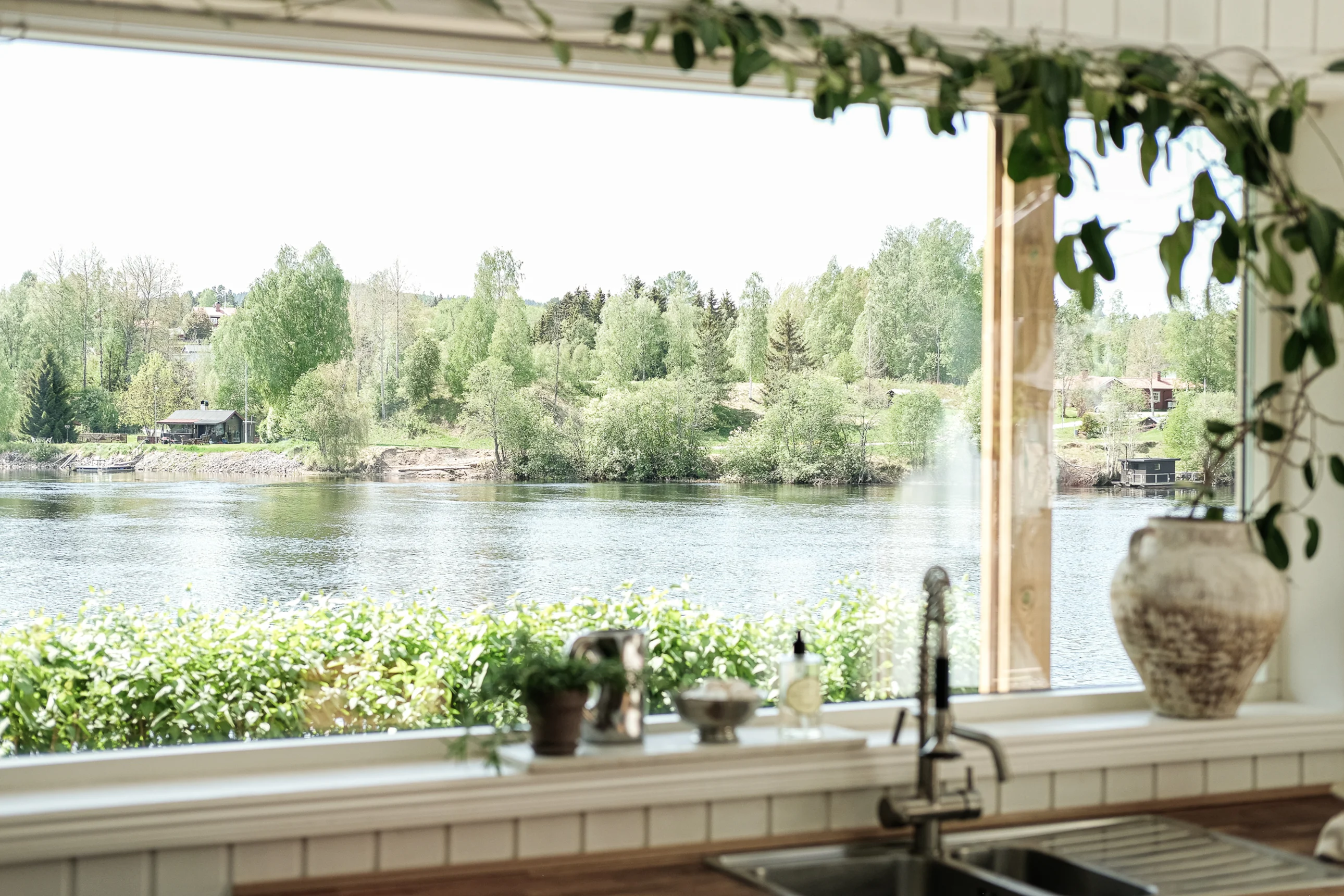 fenêtre avec vue sur le fleuve fenêtre avec vue sur le fleuve