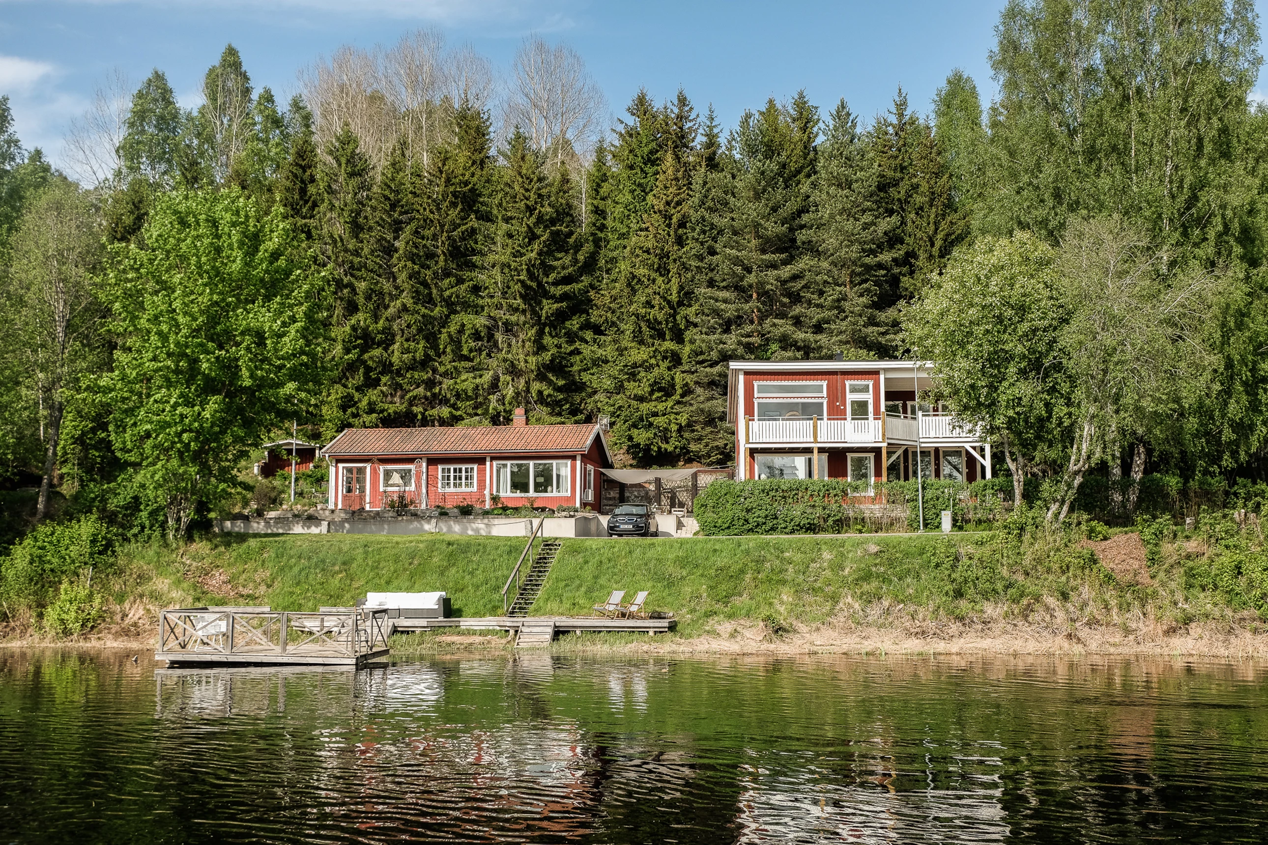maison en bois rouge Suède avec ponton maison en bois rouge Suède avec ponton