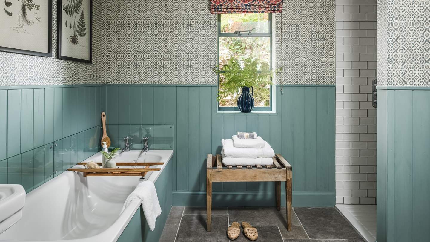 salle de bain vintage anglaise décoration colorée cottage île de Mull salle de bain vintage anglaise décoration colorée cottage île de Mull