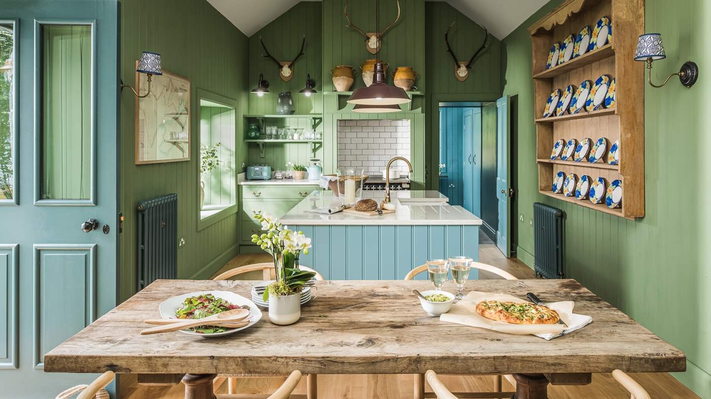 salle à manger et cuisine ouverte décoration colorée cottage île de Mull salle à manger et cuisine ouverte décoration colorée cottage île de Mull