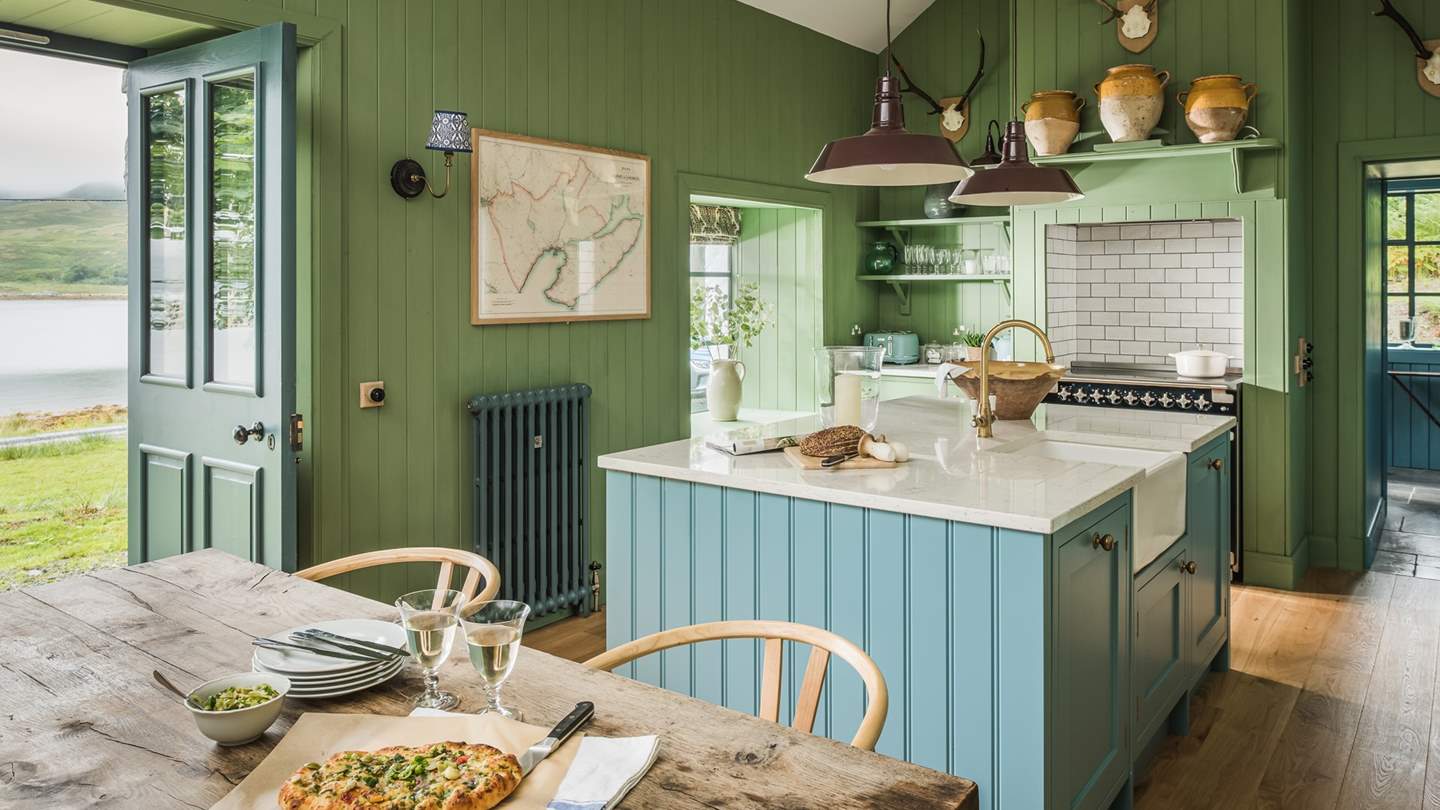 cuisine avec îlot décoration colorée cottage île de Mull cuisine avec îlot décoration colorée cottage île de Mull
