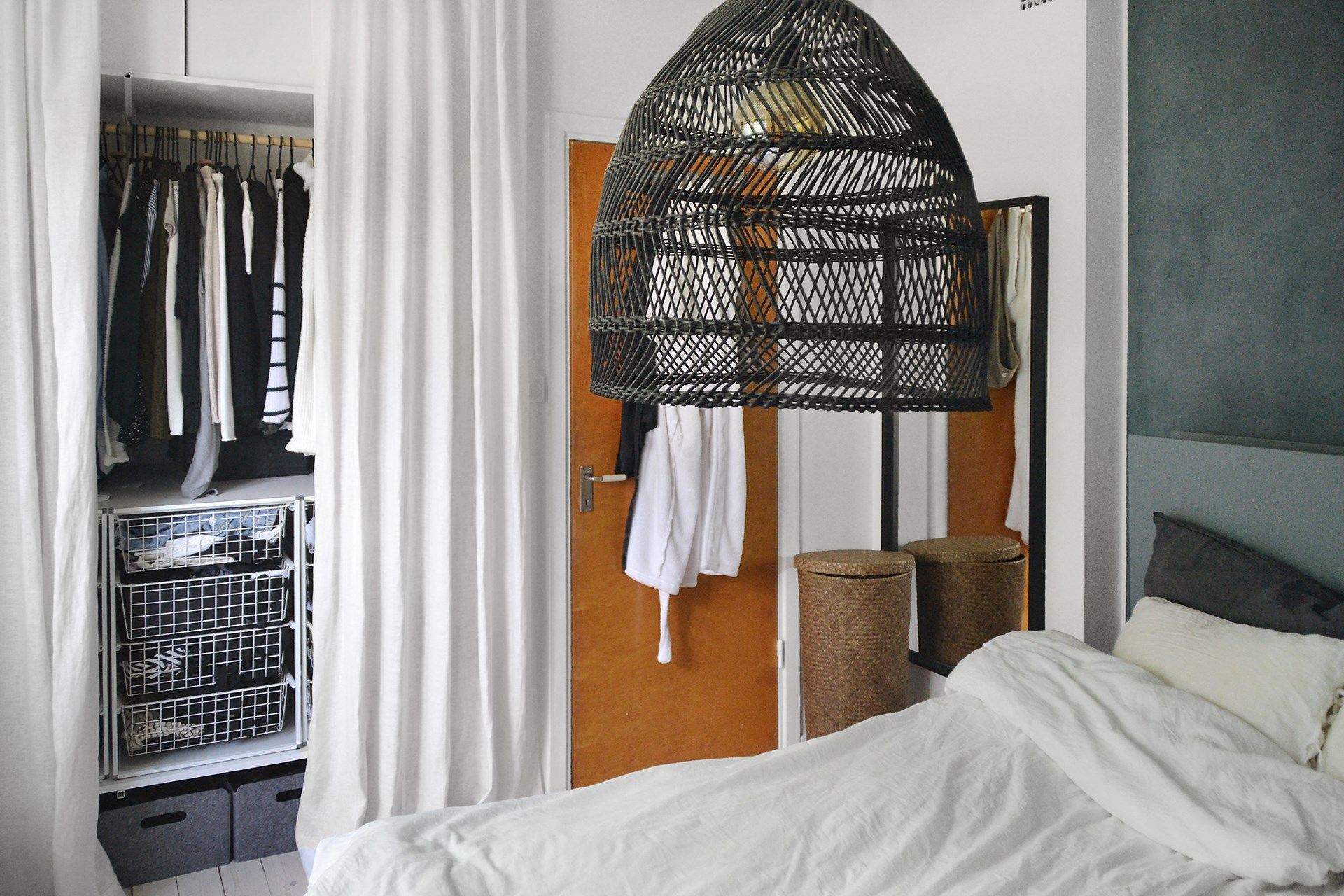 chambre avec placard derrière rideau décoration scandinave chambre avec placard derrière rideau décoration scandinave