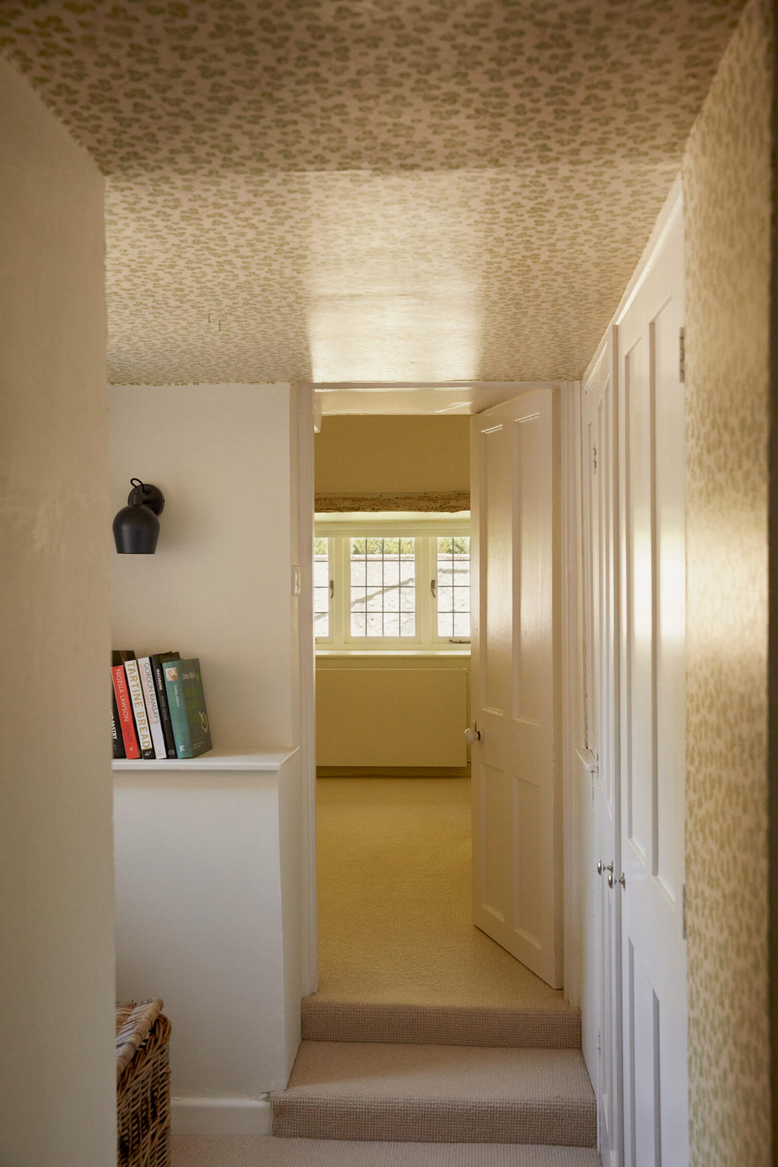 couloir avec papier-peint sur plafond couloir avec papier-peint sur plafond