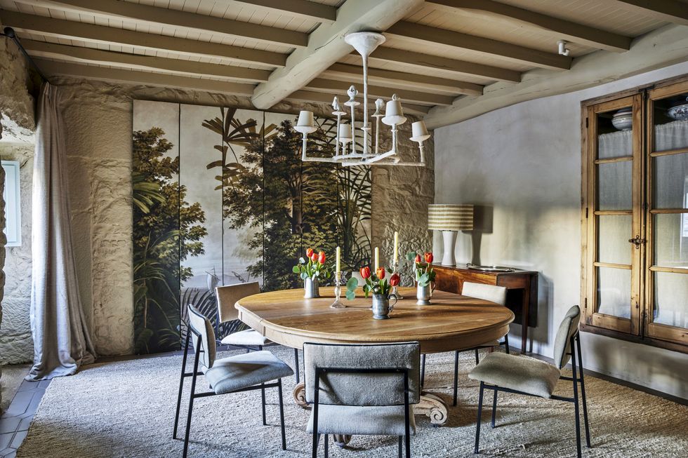 salle à manger avec fresque et poutres peintes maison en pierre salle à manger avec fresque et poutres peintes maison en pierre