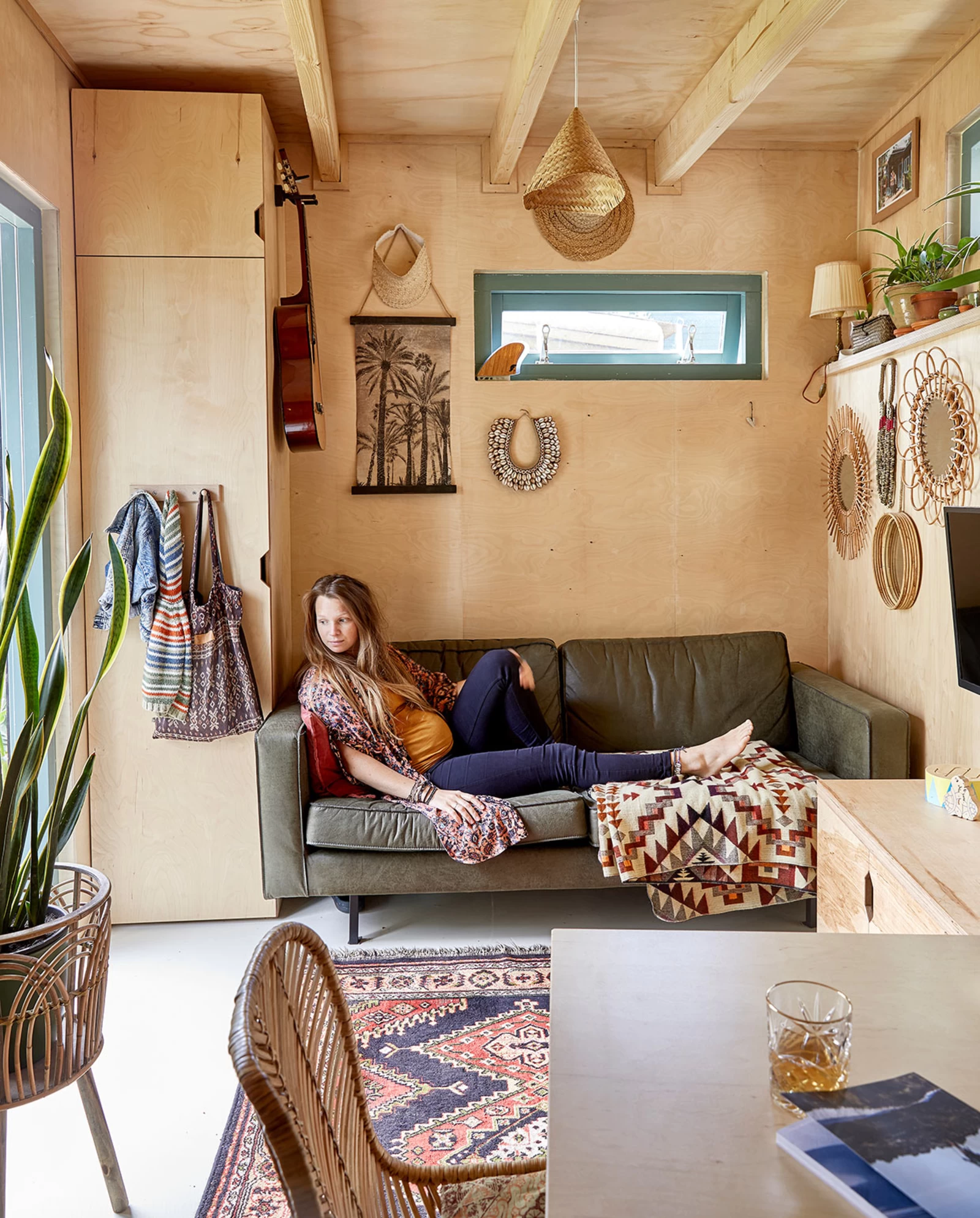 salon tiny house murs en bois salon tiny house murs en bois