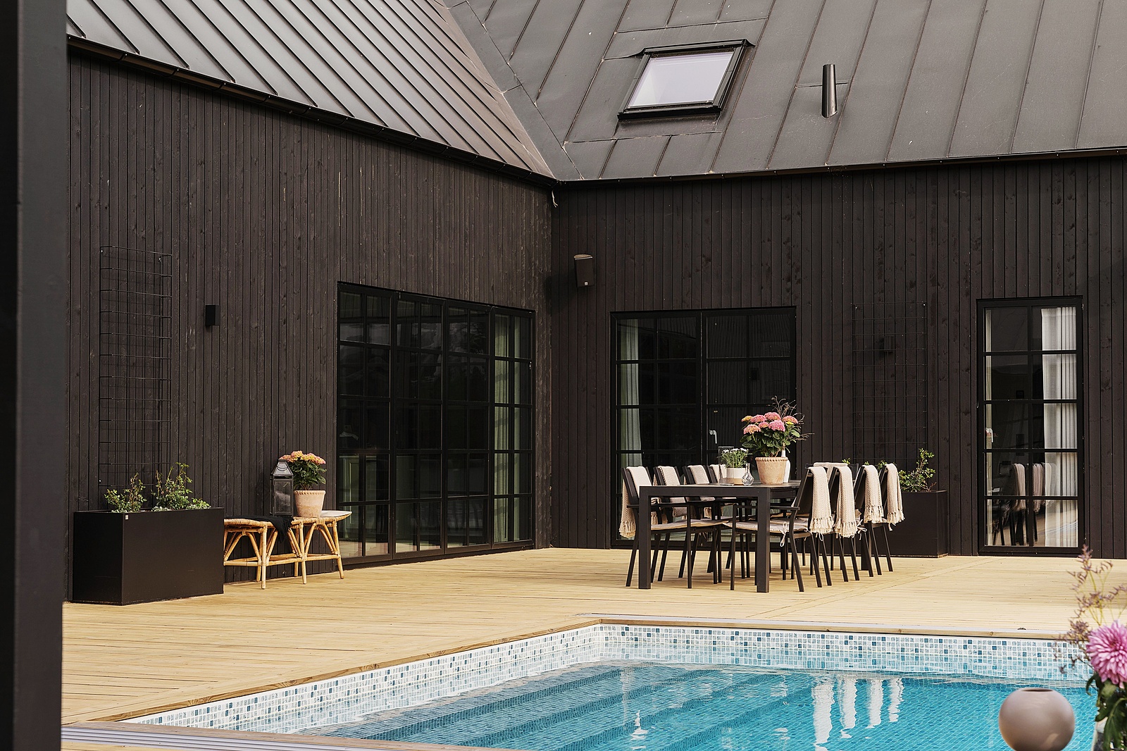 maison en bois noir avec piscine maison en bois noir avec piscine