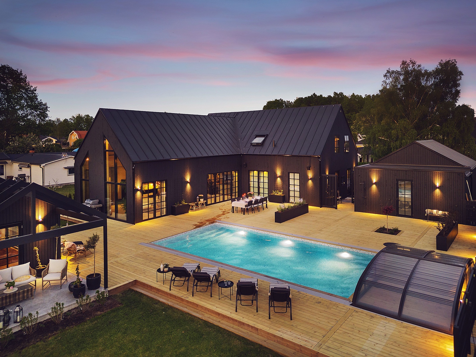 maison en bois noir avec piscine maison en bois noir avec piscine