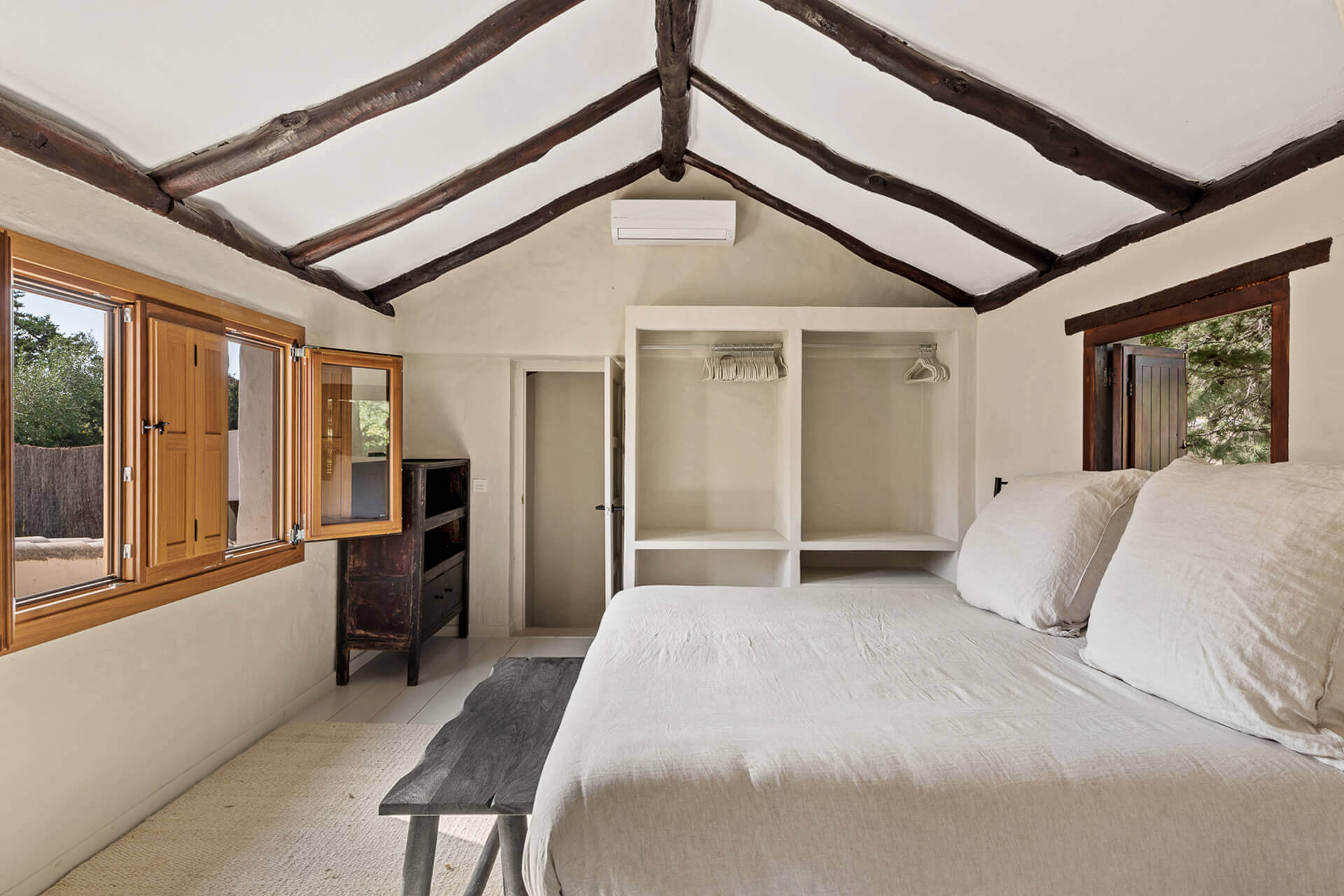 chambre avec poutres ferme rénovée