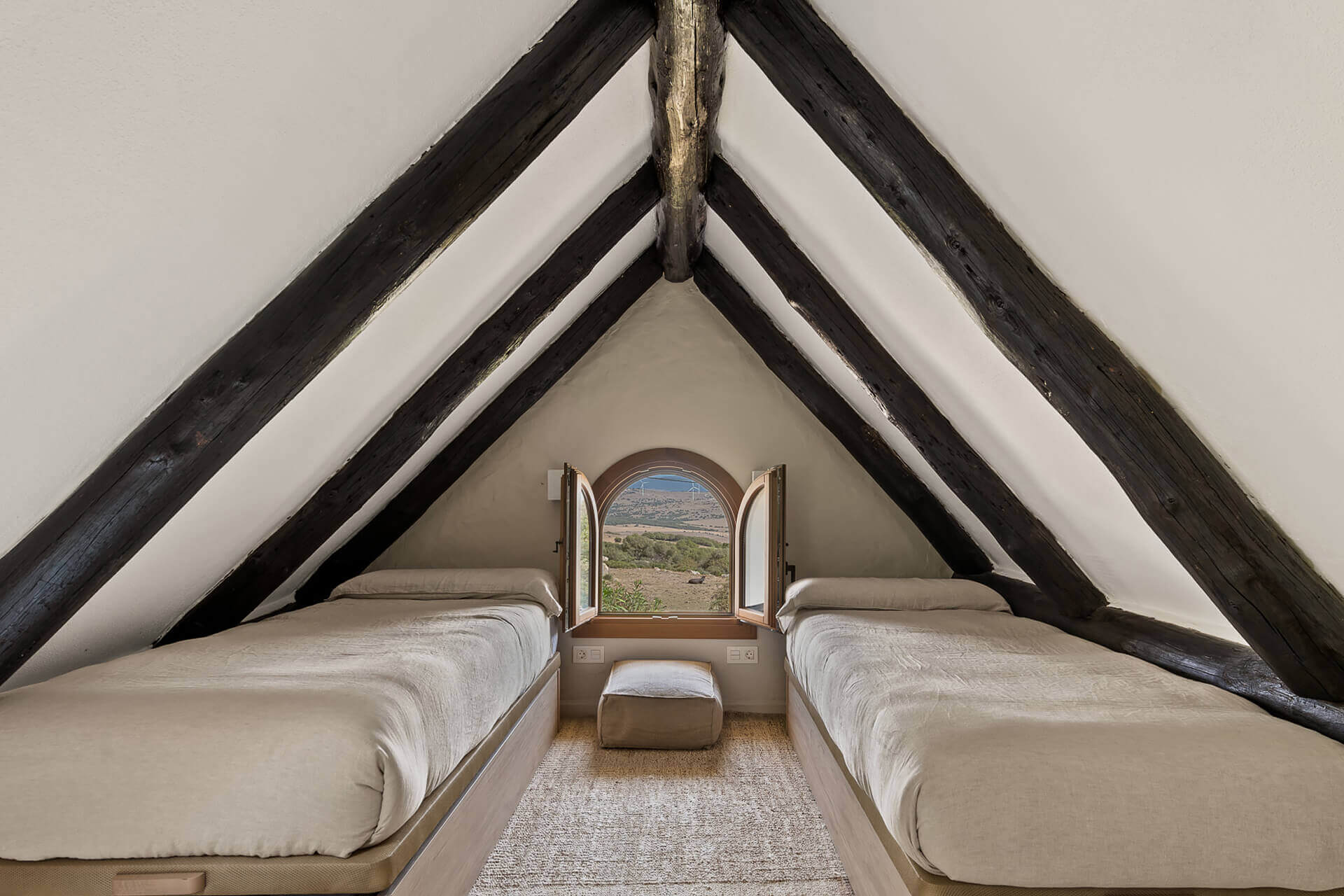 chambre mansardée avec poutres ferme rénovée