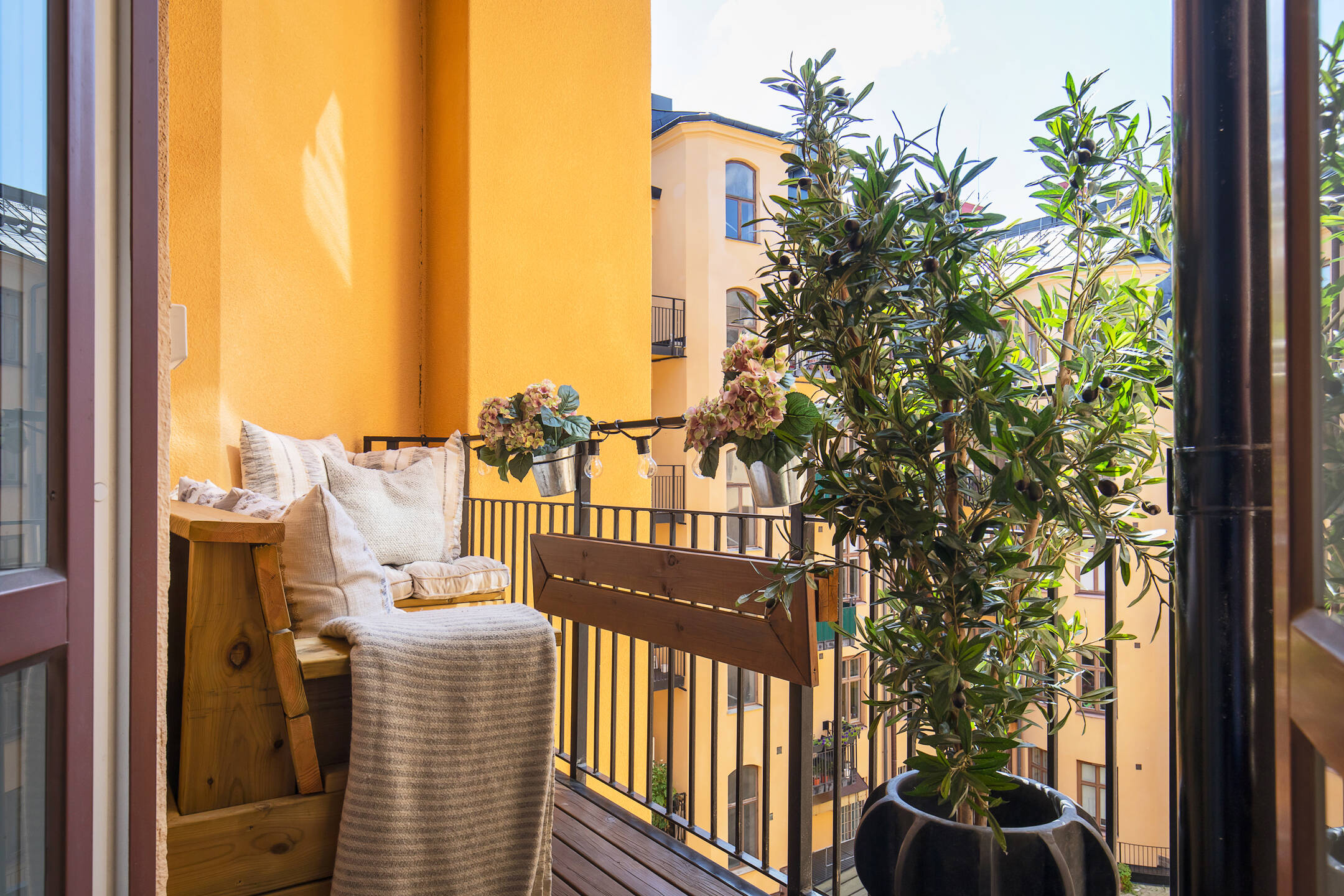 balcon mur jaune balcon mur jaune