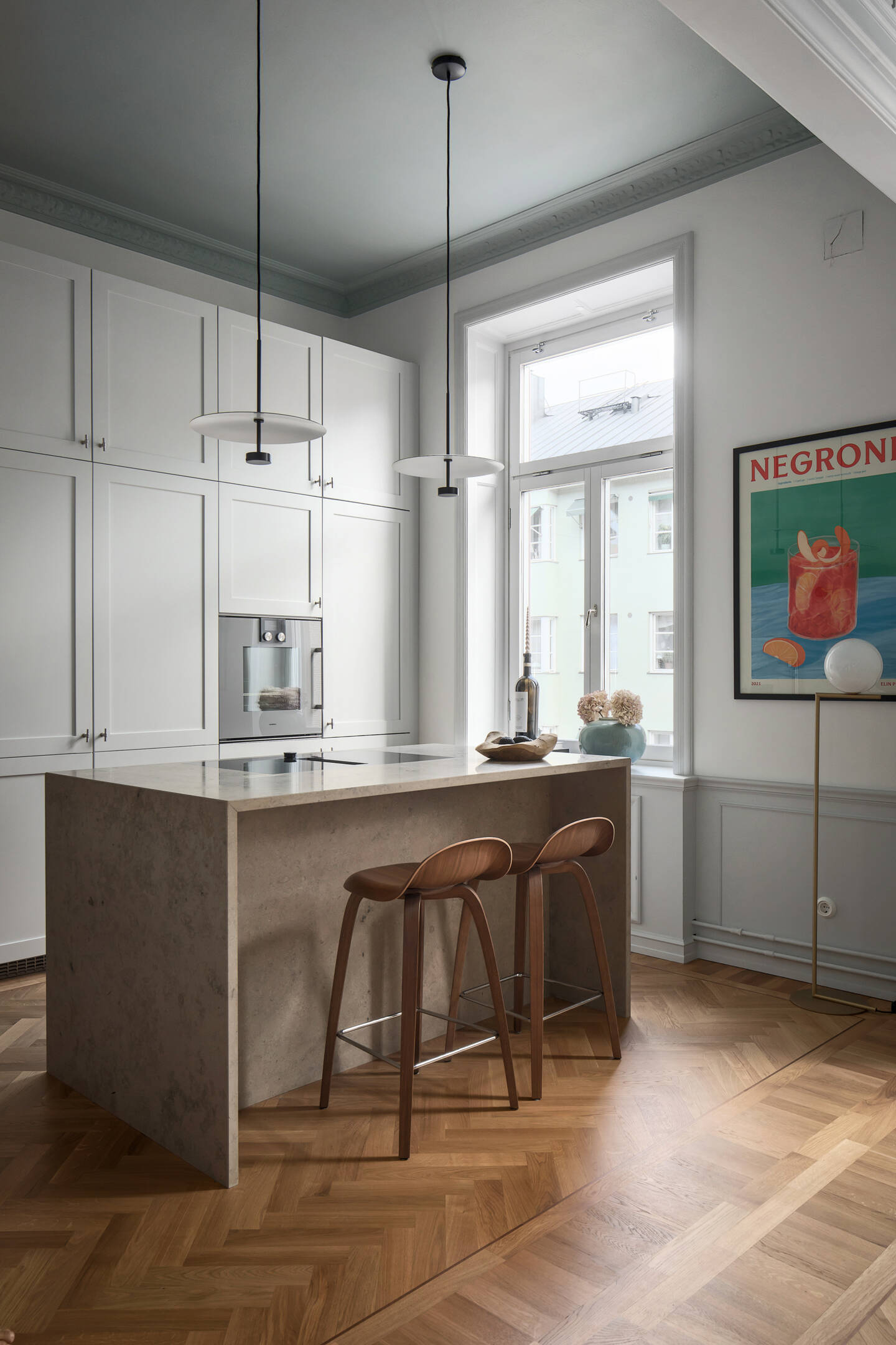cuisine design ouverte avec moulures et plafond peint en gris cuisine design ouverte avec moulures et plafond peint en gris