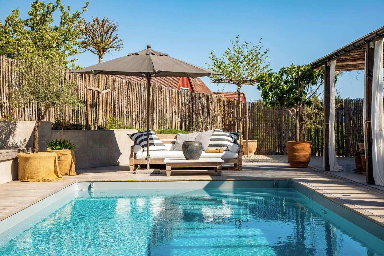 terrasse bois avec piscine