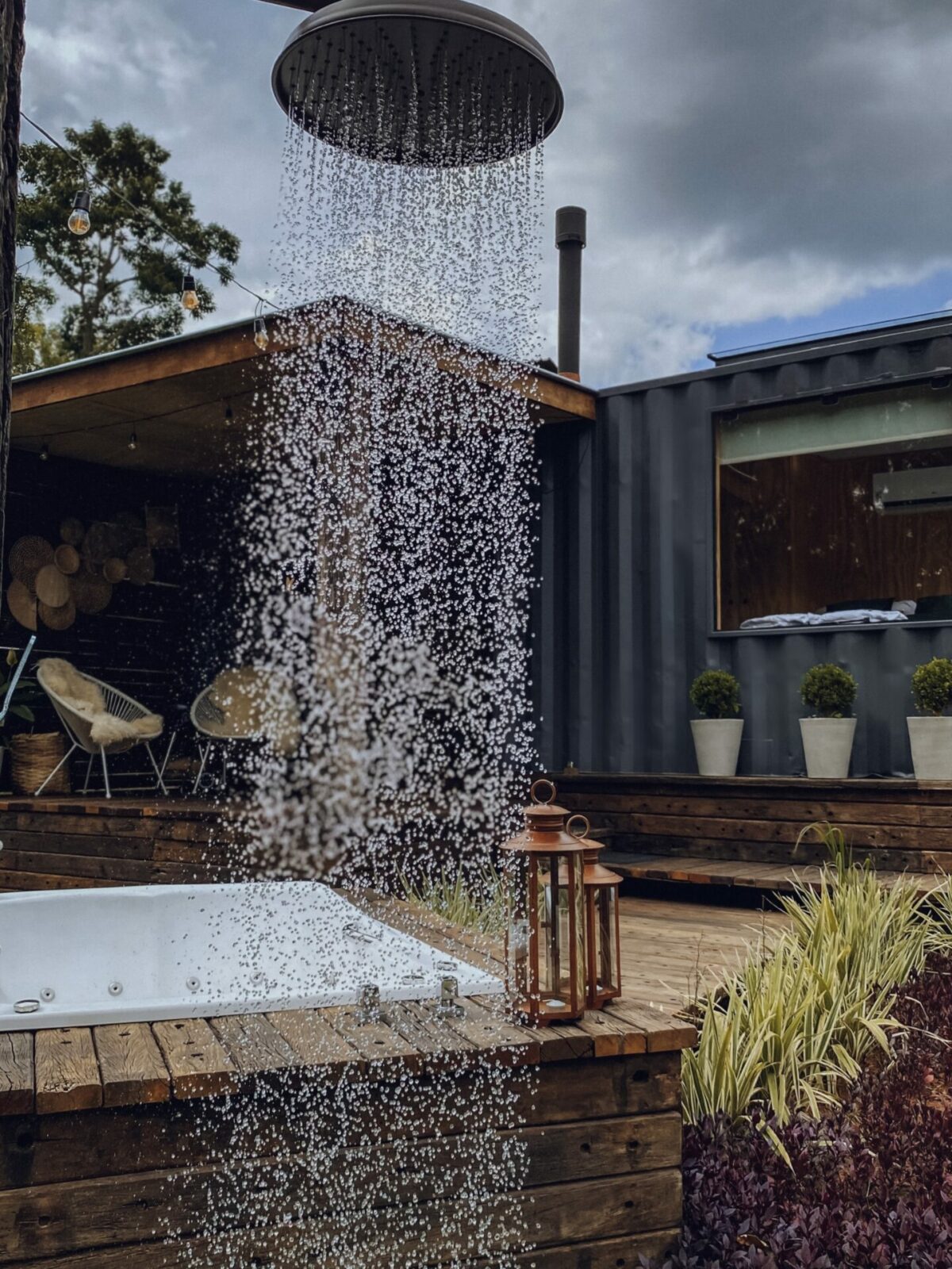 mini maison container avec jacuzzi