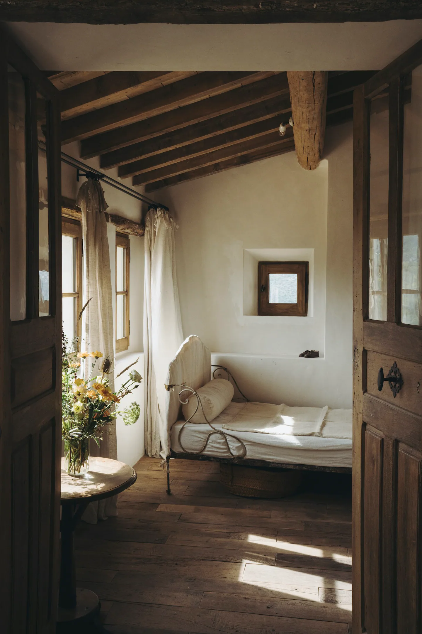 chambre avec poutres décoration rustique chic maison en pierres