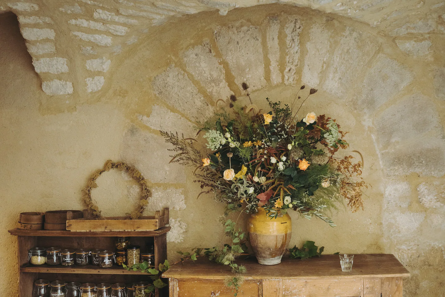 salon maison en pierres